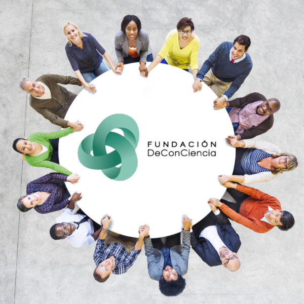 Gente sentada en una mesa redonda y en el centro el logo de Fundación De Con Ciencia