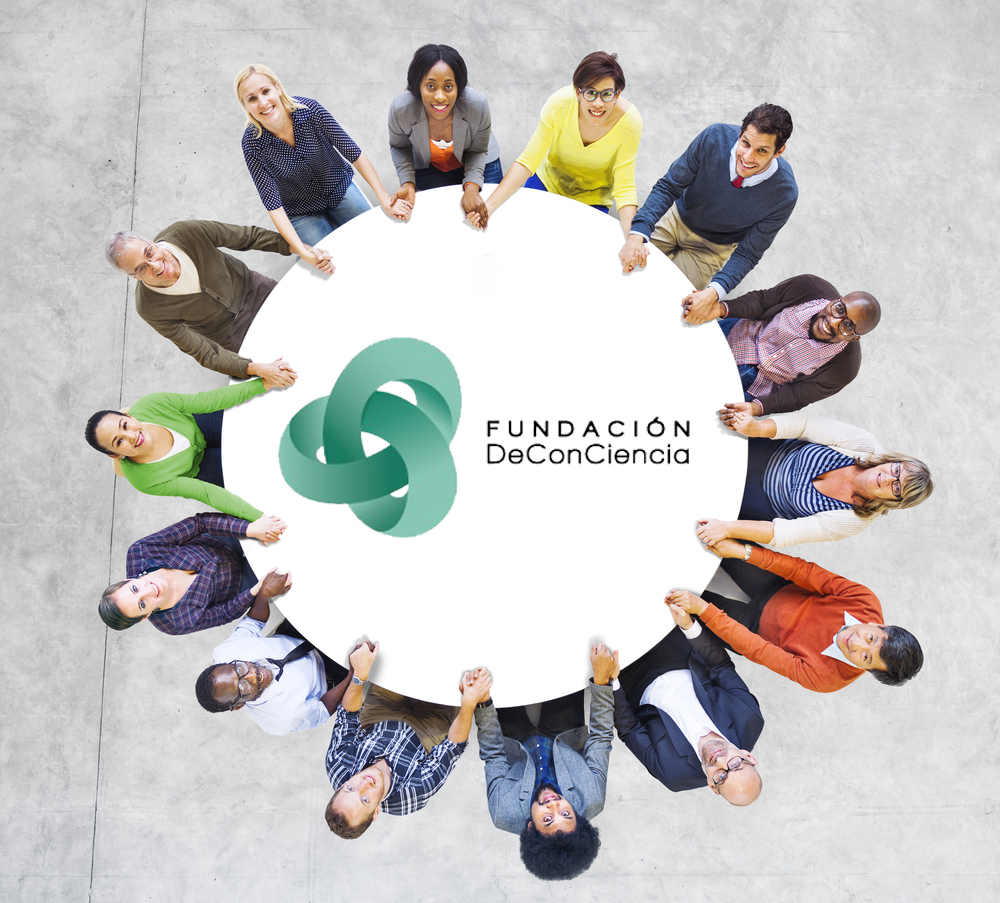 Gente sentada en una mesa redonda y en el centro el logo de Fundación De Con Ciencia